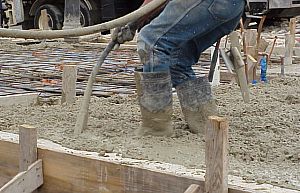 To eliminate trapped air and to fill in completely the corners of the formwork and around the reinforcing steel bars, a tool is used to vibrate the concrete.